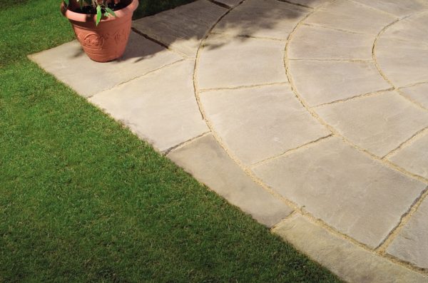 Thakeham flag stone paving circle